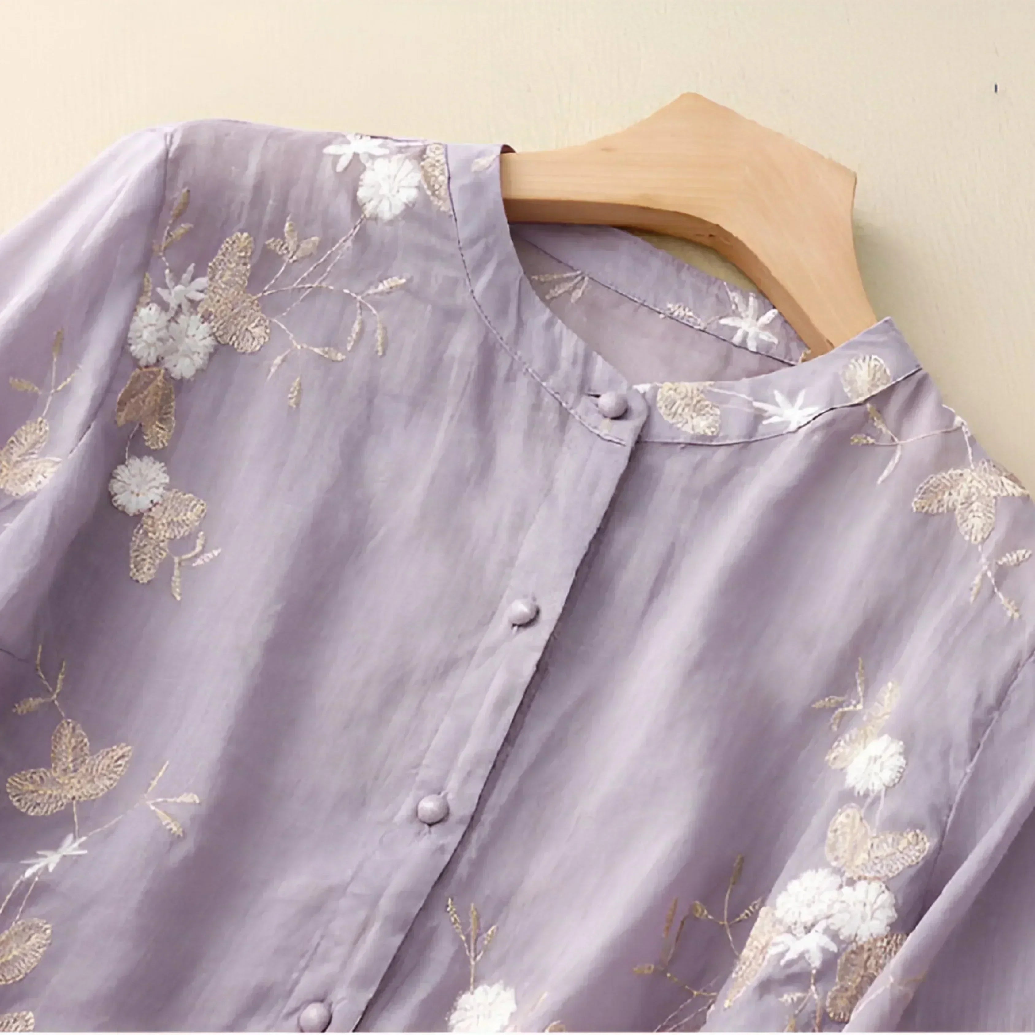 Celest – Katoenen Top met Geborduurde Bloemen