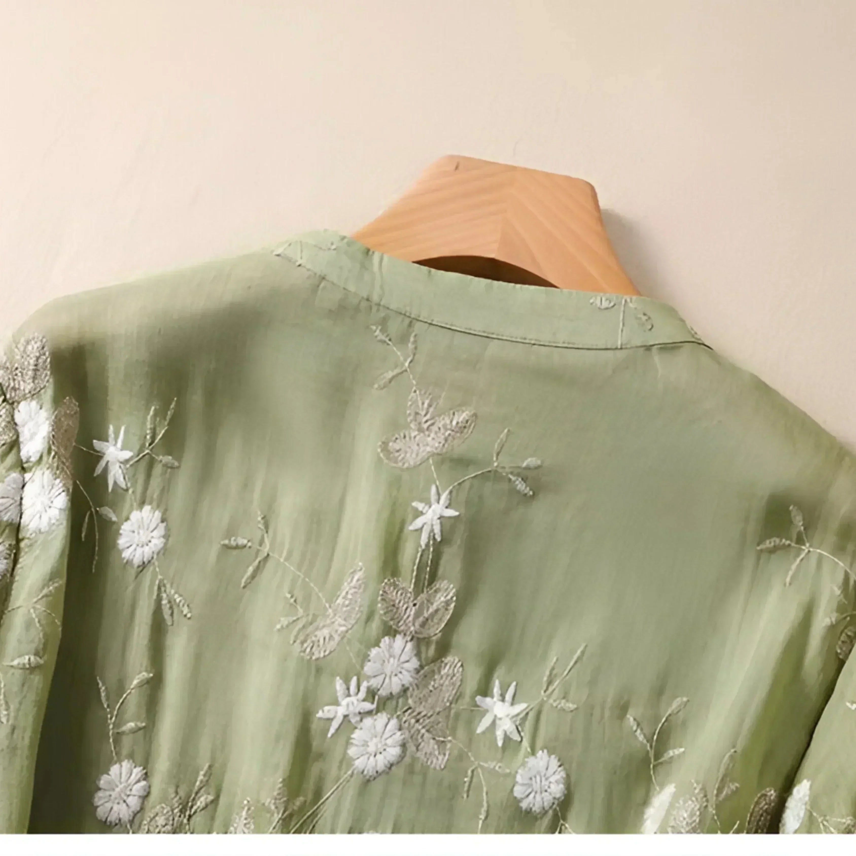 Celest – Katoenen Top met Geborduurde Bloemen