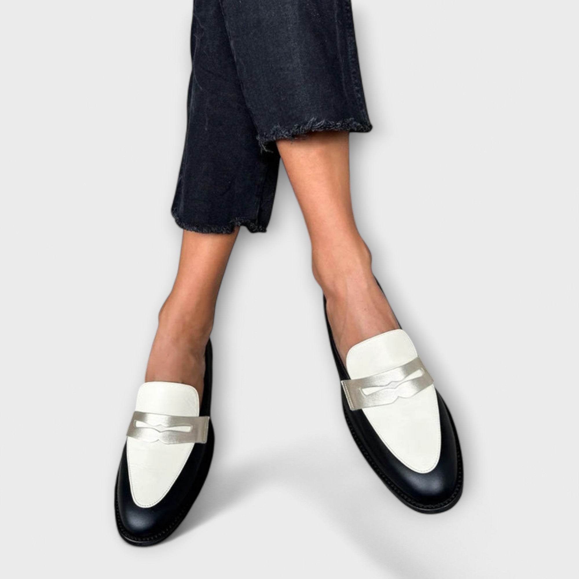 Xara – Zwarte Leren Mocasins met Metaal Glans