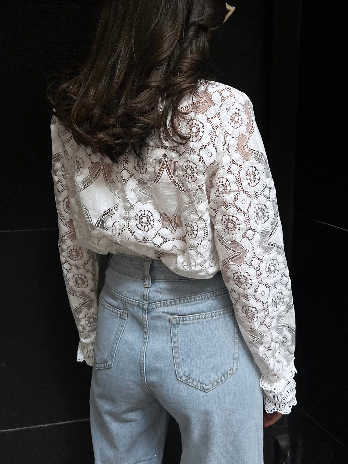 Blouse met hoge kraag en geborduurd kant