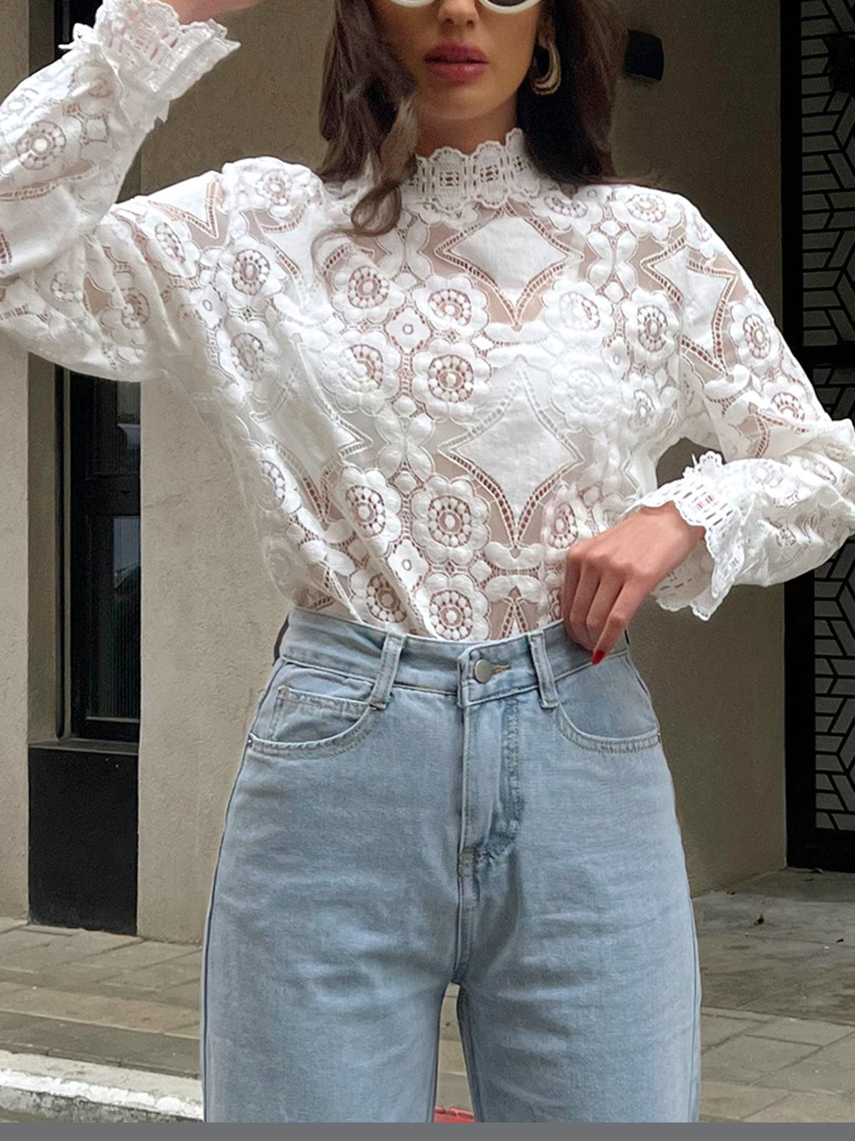 Blouse met hoge kraag en geborduurd kant
