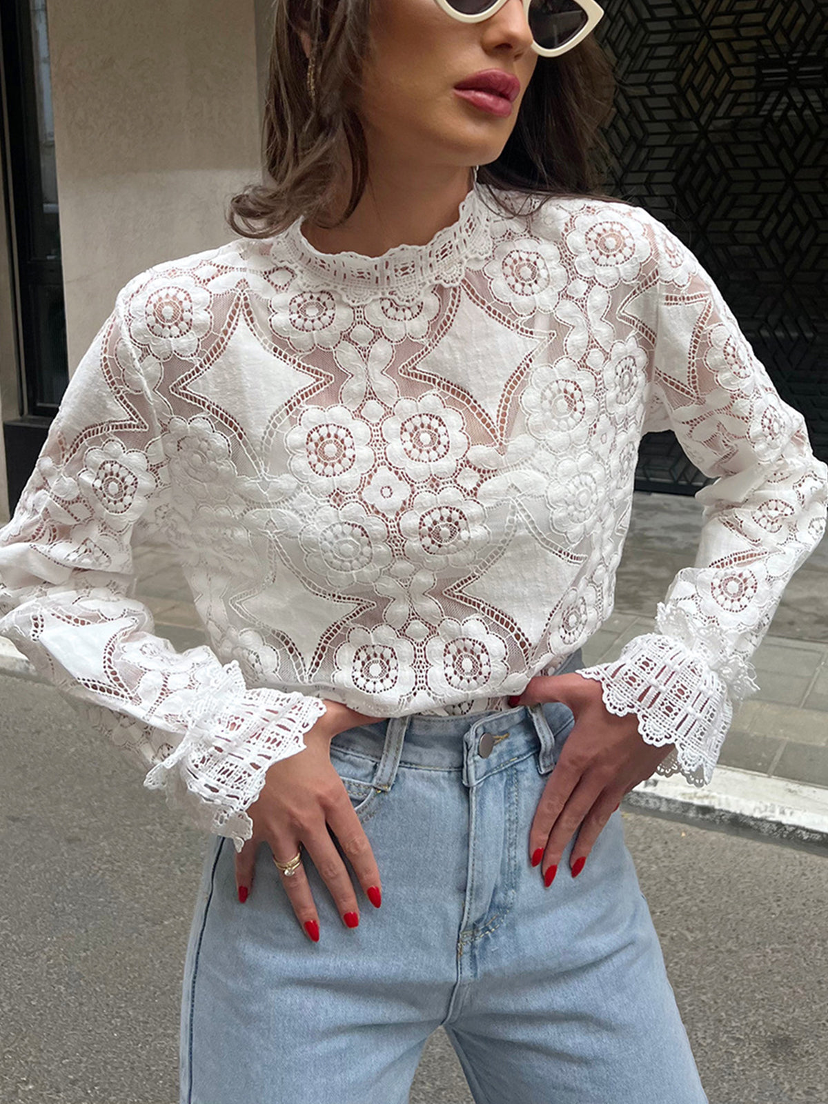 Blouse met hoge kraag en geborduurd kant