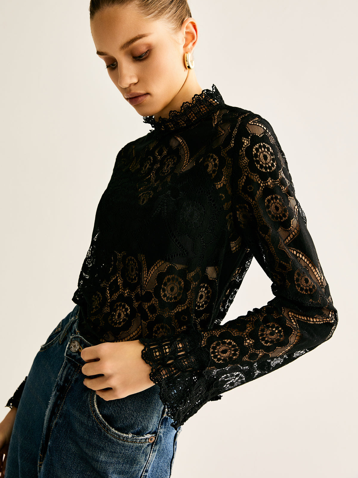 Blouse met hoge kraag en geborduurd kant