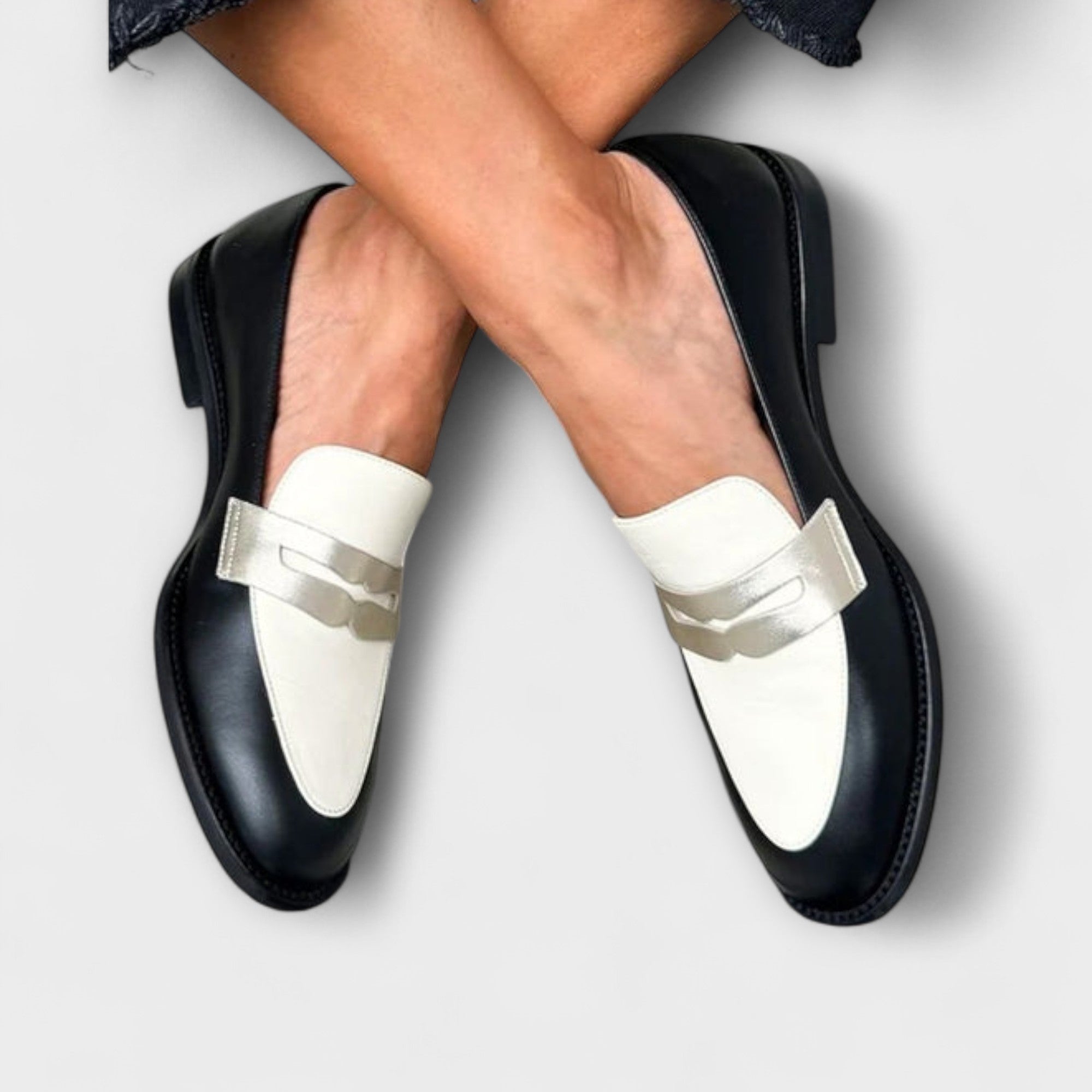 Xara – Zwarte Leren Mocasins met Metaal Glans