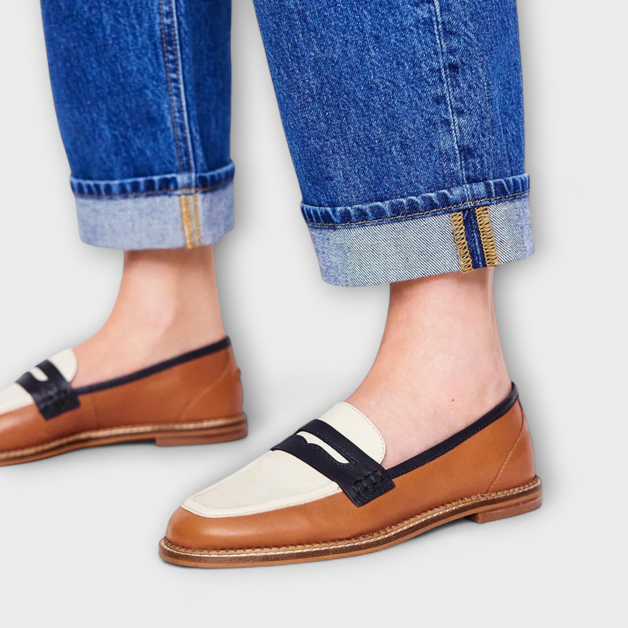 Saskia – Bruine Mocassins met Ronde Neus en Colourblock Design